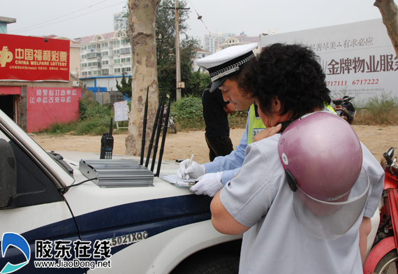 交警使用手机信号屏蔽器